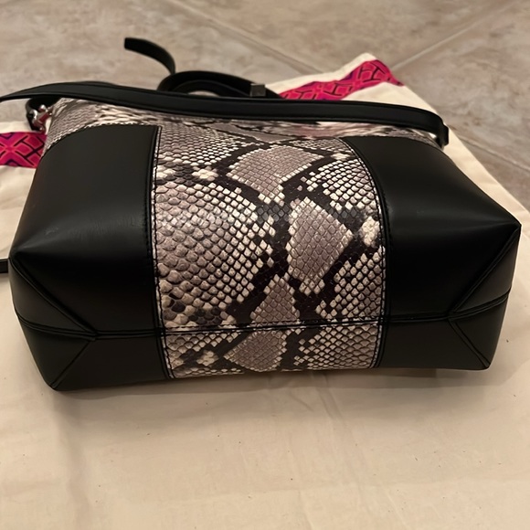 ❤️👜TORY BURCH❤️👜 Block-T Embossed Mini Tote - Picture 4 of 14